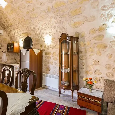 Tholos Villa Khromonastírion